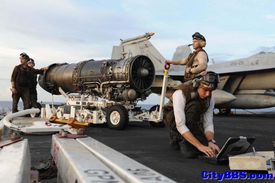 美军闯南海最新照片: 航母率2艘宙斯盾舰 美军闯南海最新照片: 航母率2艘宙斯盾舰