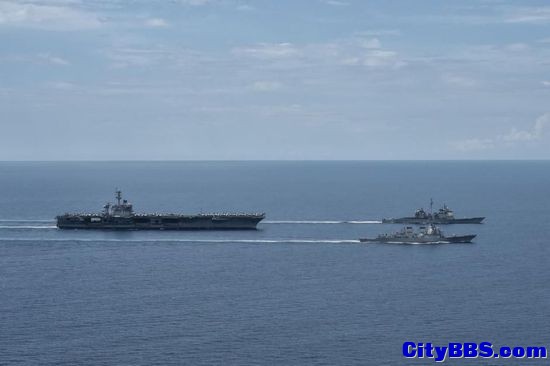 美军闯南海最新照片: 航母率2艘宙斯盾舰 美军闯南海最新照片: 航母率2艘宙斯盾舰