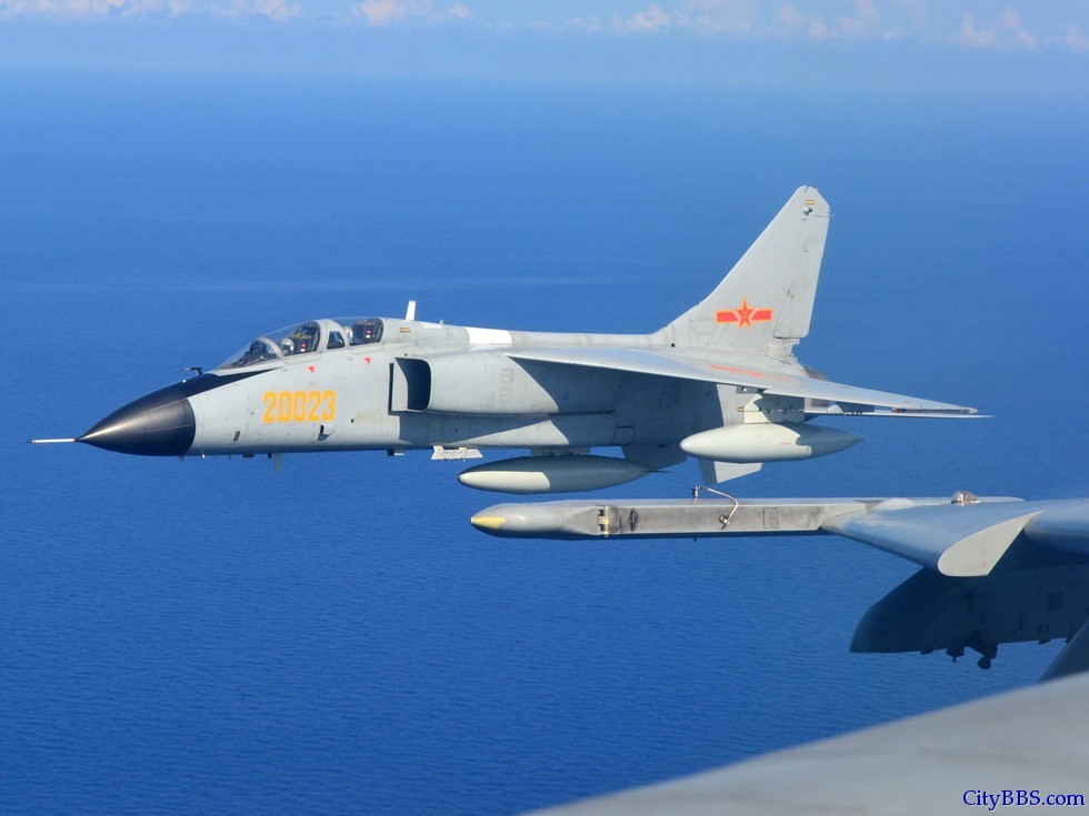 中国6架战机训练紧逼日本 日方出动F15拦截 中国6架战机训练紧逼日本 日方出动F15拦截