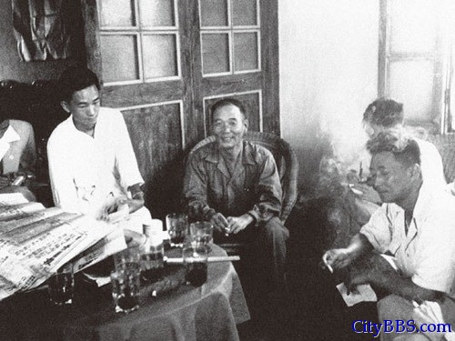 金门战役后,国民党金门防卫司令胡琏(中坐者)在指挥所接受新闻记者的采访 ... 金门战役后,国民党金门防卫司令胡琏(中坐者)在指挥所接受新闻记者的采访 ...