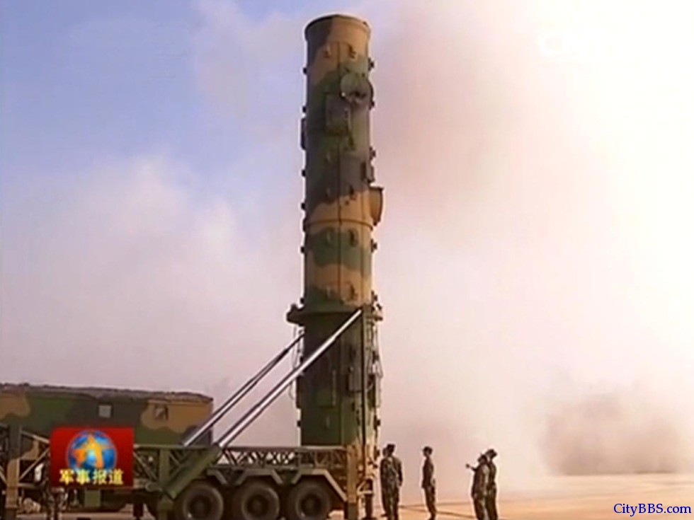 大陆媒体曝光的东风-21A型导弹起竖画面 大陆媒体曝光的东风-21A型导弹起竖画面