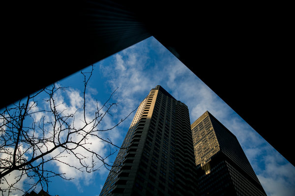 中国亿万富翁吴立胜在他位于曼哈顿东47街的一套豪华公寓内候审 中国亿万富翁吴立胜在他位于曼哈顿东47街的一套豪华公寓内候审