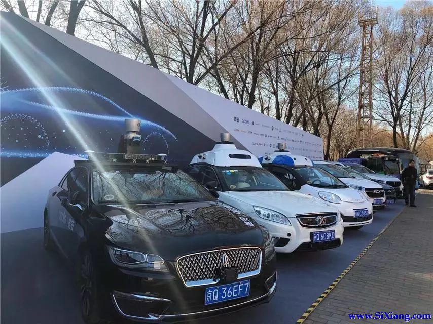 Apollo无人驾驶车队（百度无人车队）出现在雄安