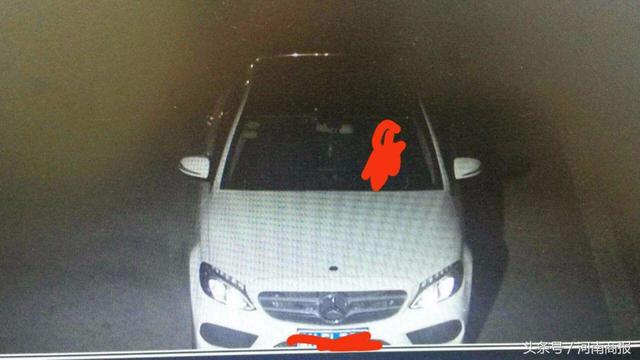 河南一奔驰车高速失控狂奔 车速120闯收费站