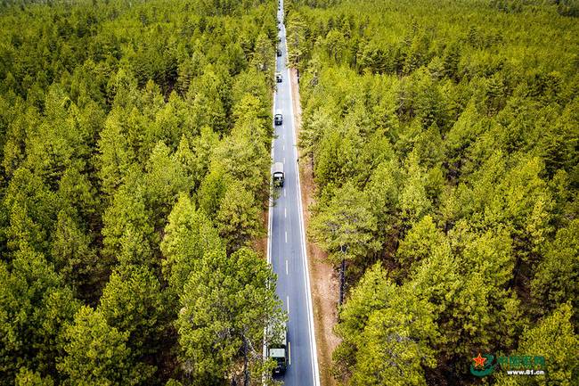 汽车兵航拍川藏线 天路壮丽却无心看风景6.jpg