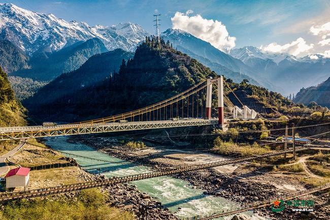 汽车兵航拍川藏线 天路壮丽却无心看风景4.jpg