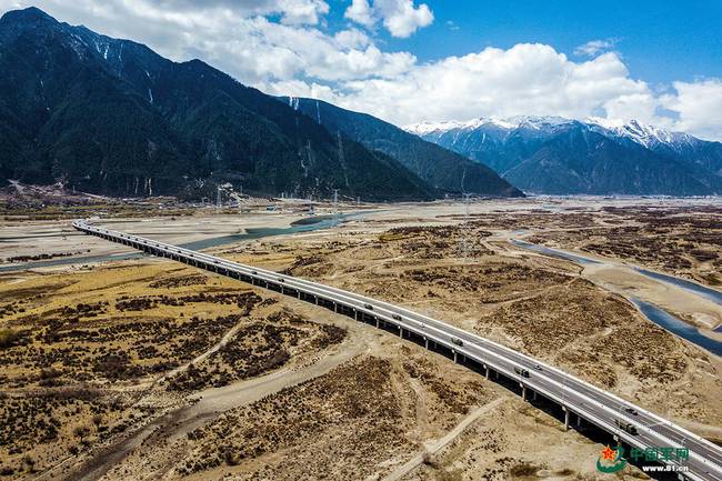 汽车兵航拍川藏线 天路壮丽却无心看风景2.jpg