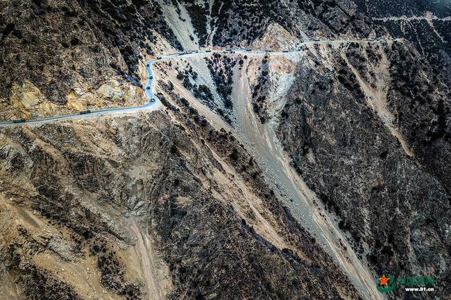 汽车兵航拍川藏线 天路壮丽却无心看风景3.jpg