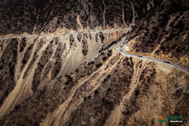 汽车兵航拍川藏线 天路壮丽却无心看风景12.jpg