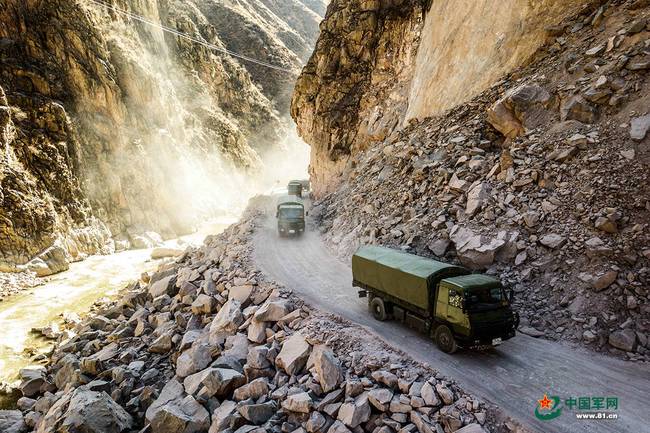 汽车兵航拍川藏线 天路壮丽却无心看风景9.jpg