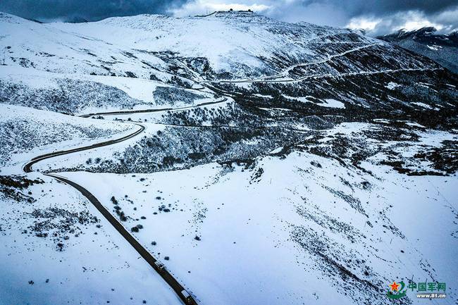 汽车兵航拍川藏线 天路壮丽却无心看风景8.jpg