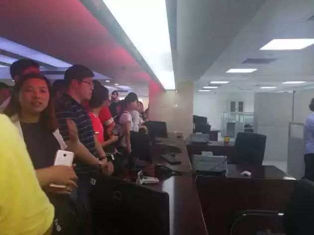 百万人才涌津门：落户办事大厅挤满了年轻人