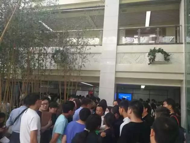 百万人才涌津门：落户办事大厅挤满了年轻人