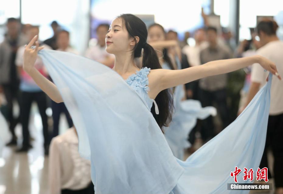 单身男女走进南京地铁车厢 相亲快闪共度520