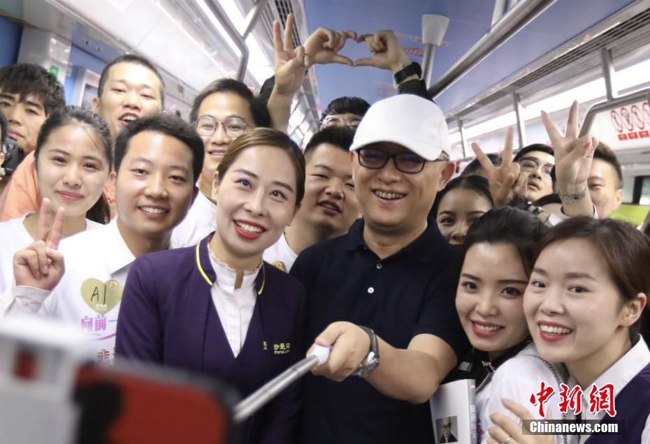 单身男女走进南京地铁车厢 相亲快闪共度5202.jpg