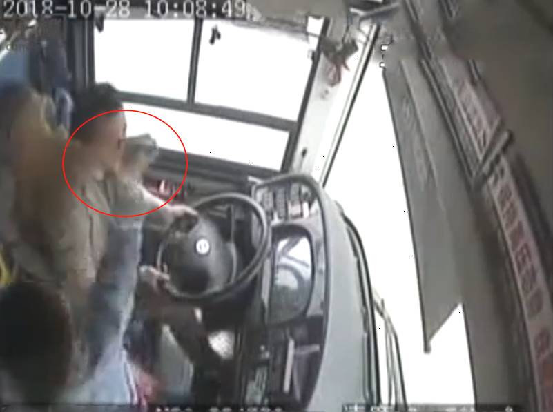 重庆公交坠江原因：乘客司机互殴致车辆失控