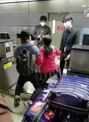 华人夫妇机场下跪号啕大哭9.jpeg 华人夫妇机场下跪号啕大哭9.jpeg