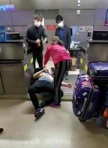 华人夫妇机场下跪号啕大哭4.jpeg 华人夫妇机场下跪号啕大哭4.jpeg