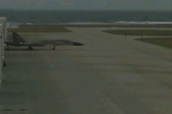 美国双航母南海演习 中国8架战机进驻永兴岛