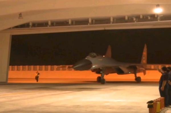 美国双航母南海演习 中国8架战机进驻永兴岛