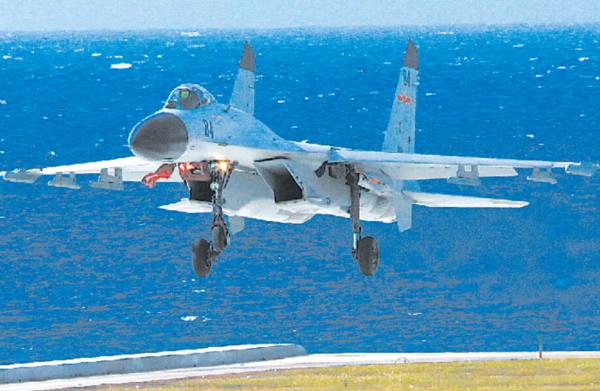 美国双航母南海演习 中国8架战机进驻永兴岛