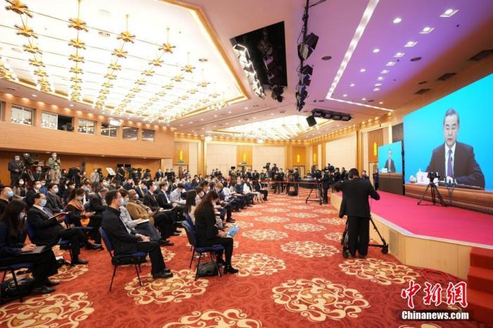 记者在梅地亚中心多功能厅采访