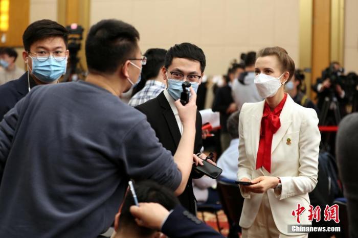 中外记者在梅地亚中心多功能厅内交流