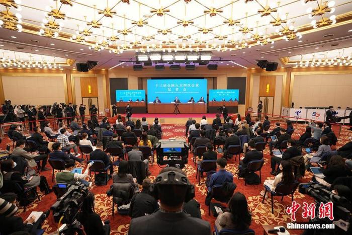 记者在梅地亚中心多功能厅采访