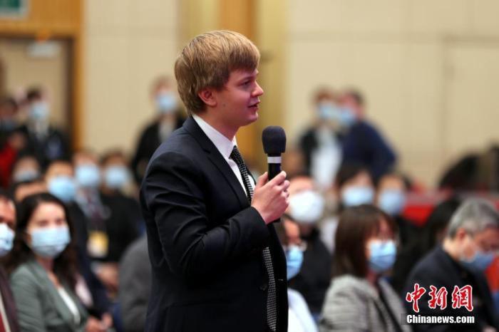 塔斯社记者在梅地亚中心多功能厅提问