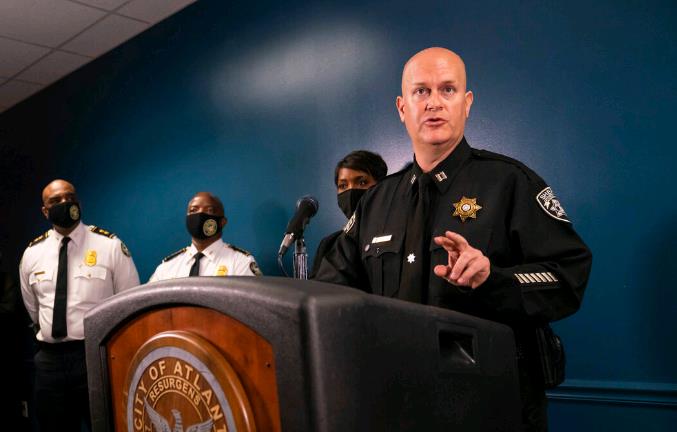 贝克警监在周三对袭击事件的简报中 贝克警监在周三对袭击事件的简报中