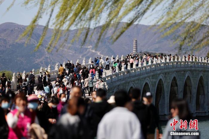 市民在北京颐和园游览