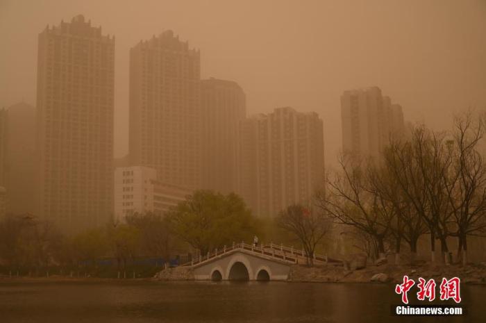 呼和浩特出现沙尘天气，天空昏黄