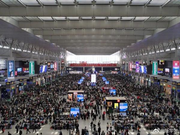 五一彻底爆了：断桥变人桥 长城红色预警 兵马俑只见人头不见俑