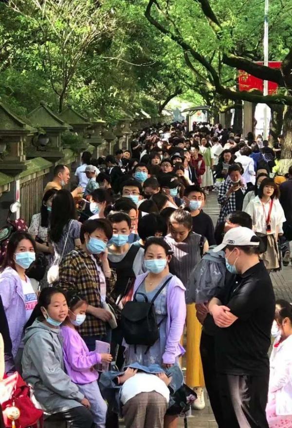 五一彻底爆了：断桥变人桥 长城红色预警 兵马俑只见人头不见俑