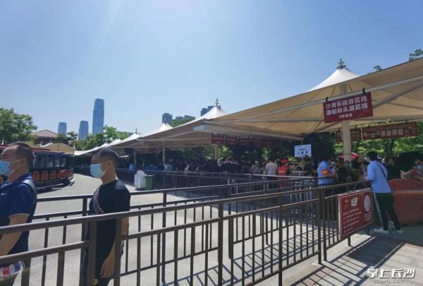 五一彻底爆了：断桥变人桥 长城红色预警 兵马俑只见人头不见俑