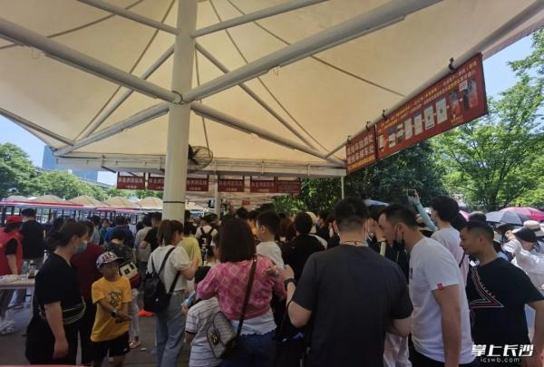 五一彻底爆了：断桥变人桥 长城红色预警 兵马俑只见人头不见俑