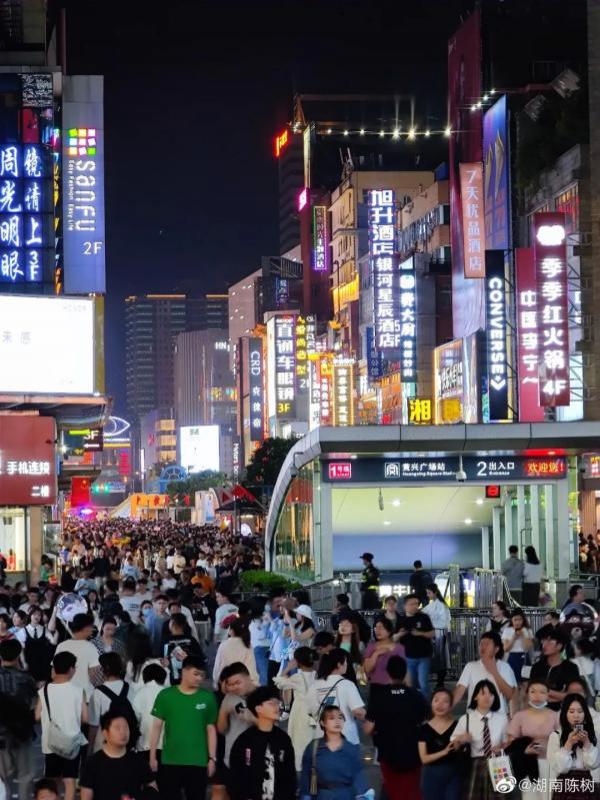 五一彻底爆了：断桥变人桥 长城红色预警 兵马俑只见人头不见俑