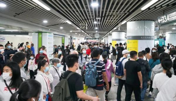 五一彻底爆了：断桥变人桥 长城红色预警 兵马俑只见人头不见俑