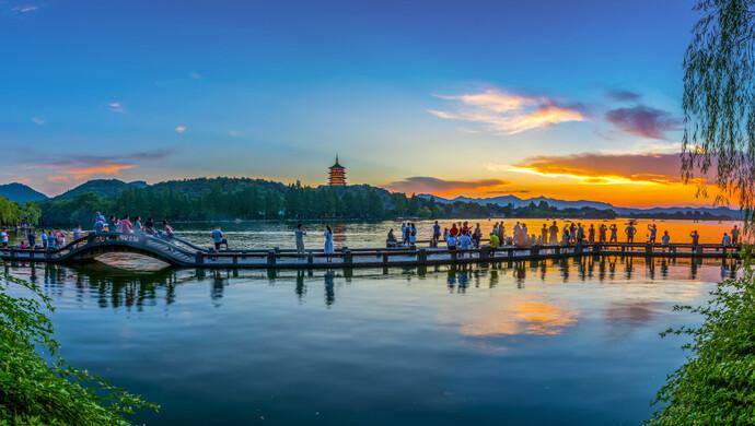 五一彻底爆了：断桥变人桥 长城红色预警 兵马俑只见人头不见俑