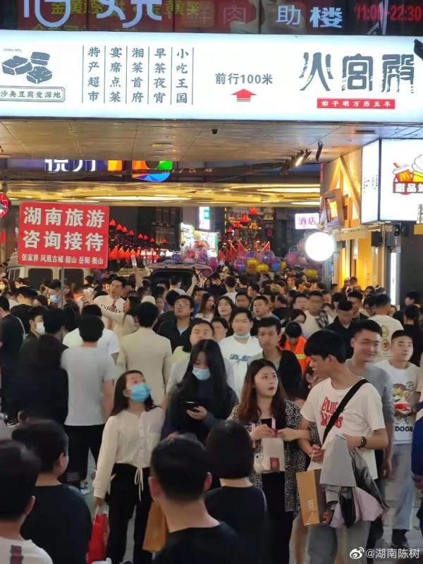 五一彻底爆了：断桥变人桥 长城红色预警 兵马俑只见人头不见俑