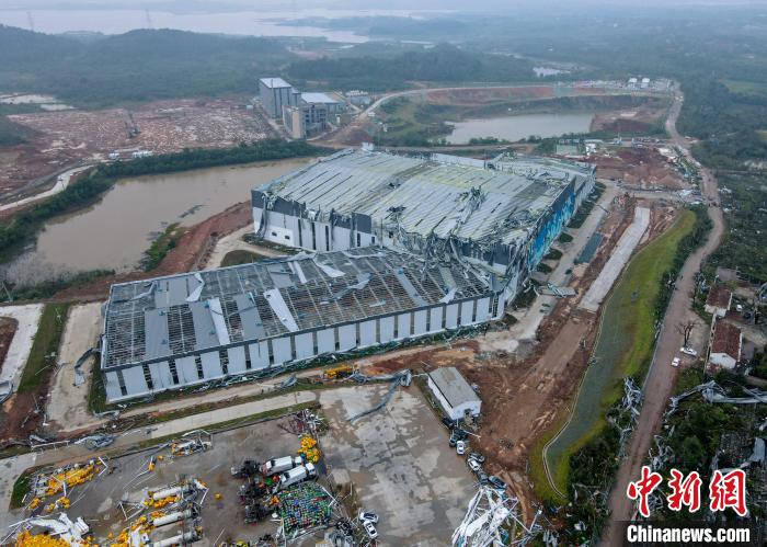 武汉龙卷风灾现场:大树拦腰断 厂房屋顶掀翻