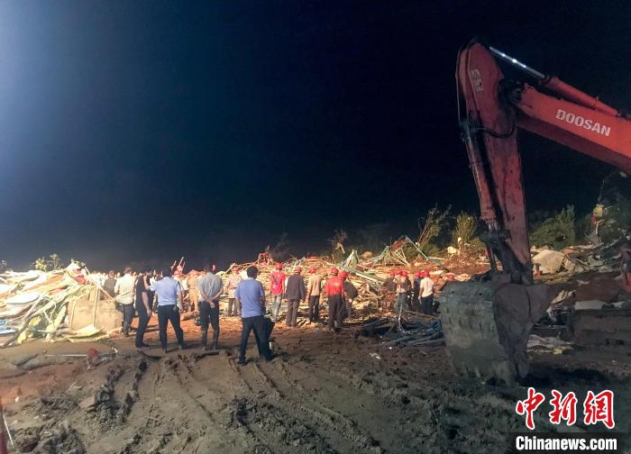 武汉龙卷风灾现场:大树拦腰断 厂房屋顶掀翻