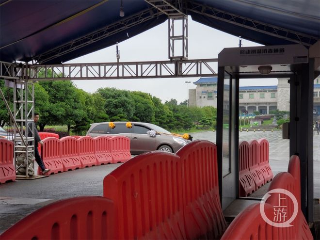 湖南长沙，搭载着袁隆平遗体的灵车驶向明阳山殡仪馆