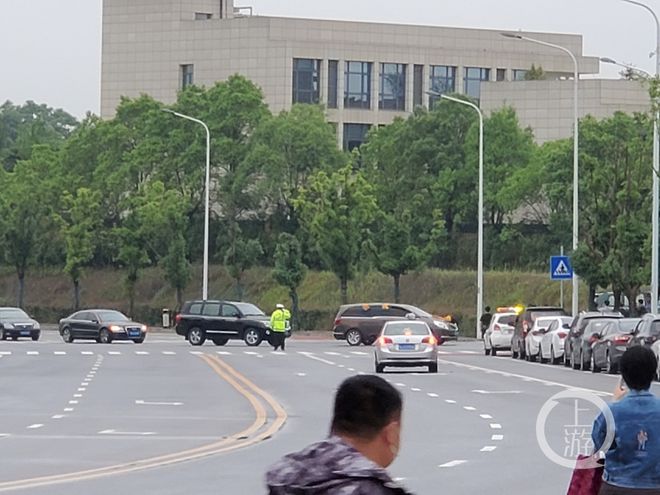 湖南长沙，搭载着袁隆平遗体的灵车驶向明阳山殡仪馆