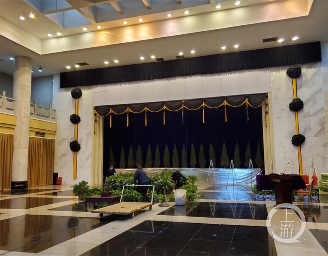 长沙明阳山殡仪馆，工作人员正在布置追悼会现场