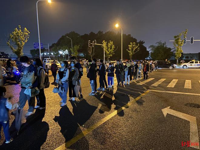 长沙市殡仪馆外排队献花的人群