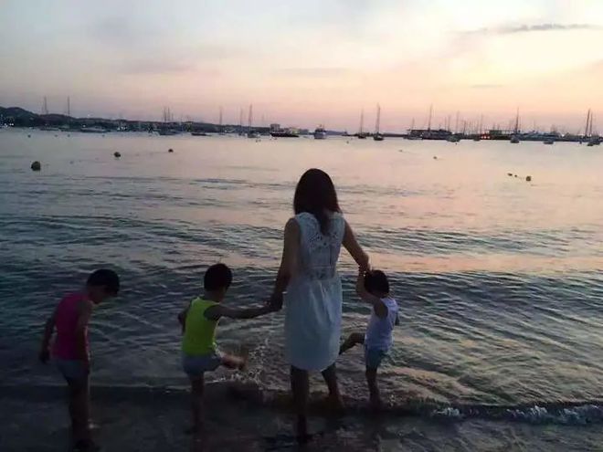 一个月开销好几万 三娃妈妈:头三年真的很难熬