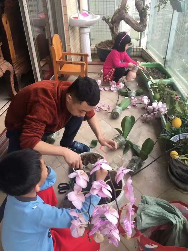 一个月开销好几万 三娃妈妈:头三年真的很难熬