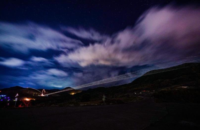 台海军陆战队使用火炮对水面目标实施射击