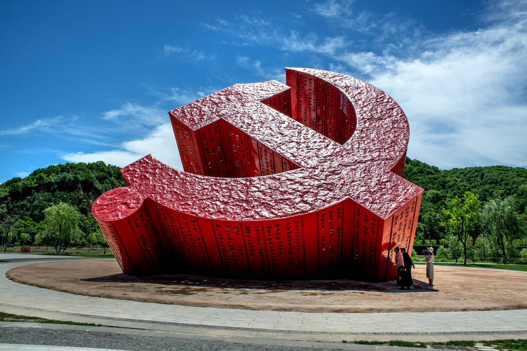 游客在延安看雕塑